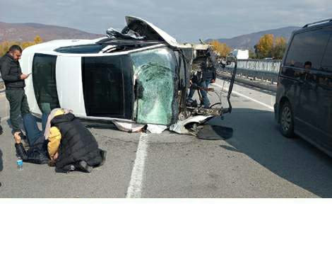 Bariyerlere çarpan otomobilin motoru yola fırladı