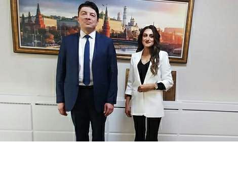 Rus ayol pul sorayotgan video