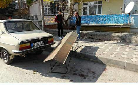 Kaldırımda yürürken başına baca şapkası düştü