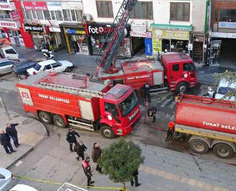 5 katlı apartmanın çatı katında yangın çıktı