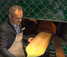 Bakan Mahmut Özer, önlük giydi tezgâhın başına geçti