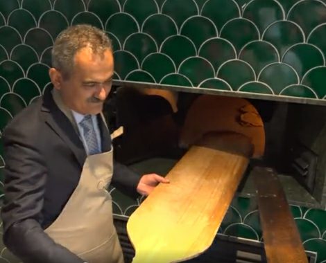Bakan Mahmut Özer, önlük giydi tezgâhın başına geçti