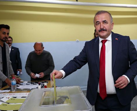 Vali Hatipoğlu eşi ile birlikte oy kullandı