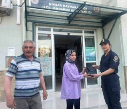 Jandarma kayıp çantayı sahibine teslim etti
