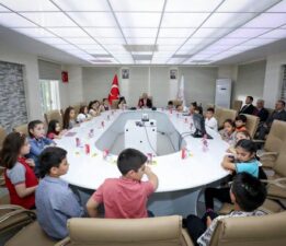 Vali Hatipoğlu, Çocuk Kabul Günü’nde çocuklarla buluştu
