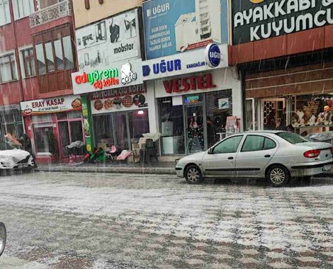 Yeşilyurt’ta yağan dolu her tarafı beyaza çevirdi
