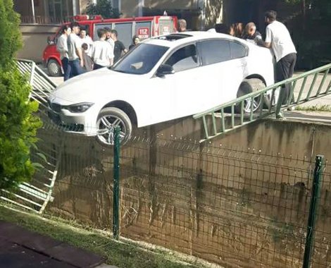 Korkuluklarda asılı kalan otomobile vatandaşlar yetişti