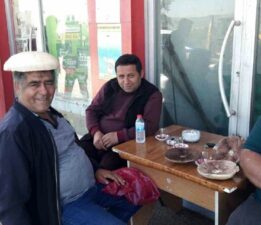 Vatandaş mantarı şapka gibi kafasına yerleştirdi