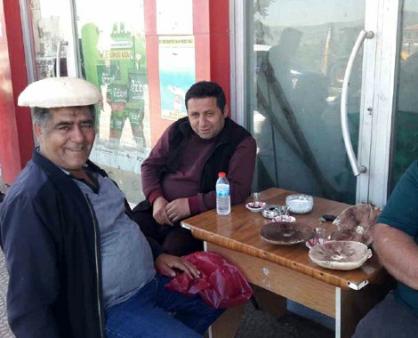 Vatandaş mantarı şapka gibi kafasına yerleştirdi