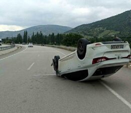 Takla atan araç karşı şeride geçti: 1’i çocuk 4 kişi yaralandı