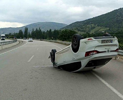 Takla atan araç karşı şeride geçti: 1’i çocuk 4 kişi yaralandı