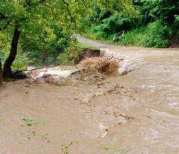 Tokat’ın Erbaa İlçesi’nde sel nedeniyle yol ulaşıma kapandı