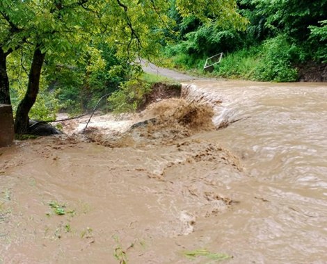 Tokat’ın Erbaa İlçesi’nde sel nedeniyle yol ulaşıma kapandı