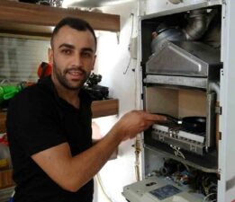 Kombi ustasının test yöntemi görenleri hayrete düşürüyor