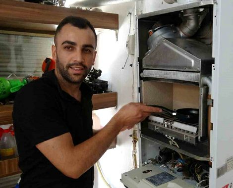 Kombi ustasının test yöntemi görenleri hayrete düşürüyor