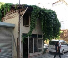 36 yıllık terzilere, 20 yıllık sarmaşık eşlik ediyor