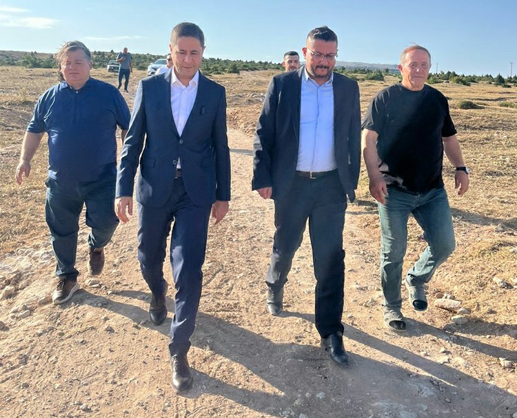 MHP Milletvekili Bulut, Tarlası yanan çiftçiye, “Biz bu konuda elimizden geleni yapacağız”