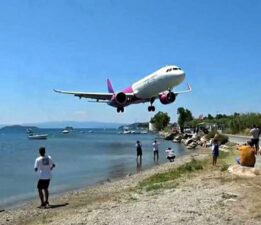 Turistlerin kafalarının hemen üzerinden uçak geçti