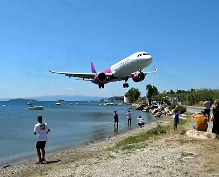 Turistlerin kafalarının hemen üzerinden uçak geçti