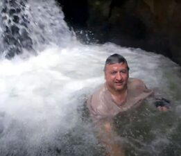 Zinav Kanyonu’nu gezenler şelaleden atlayarak farklı bir adrenalin yaşadı