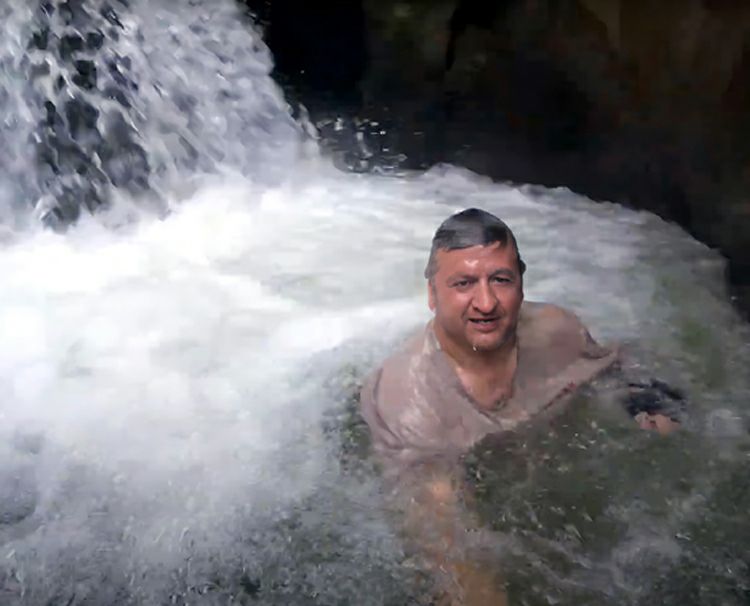 Zinav Kanyonu’nu gezenler şelaleden atlayarak farklı bir adrenalin yaşadı