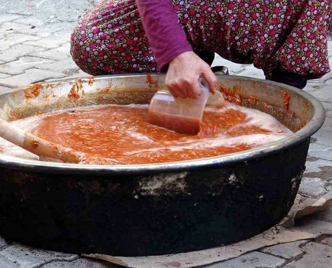 Marketten almak yerine binbir zahmetle kendileri hazırlıyor