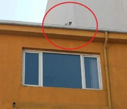 Çatıda mahsur kaldı, 4 gündür kurtarılmayı bekliyor