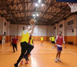Başkan Eroğlu, Gençlerle basketbol maçı yaptı