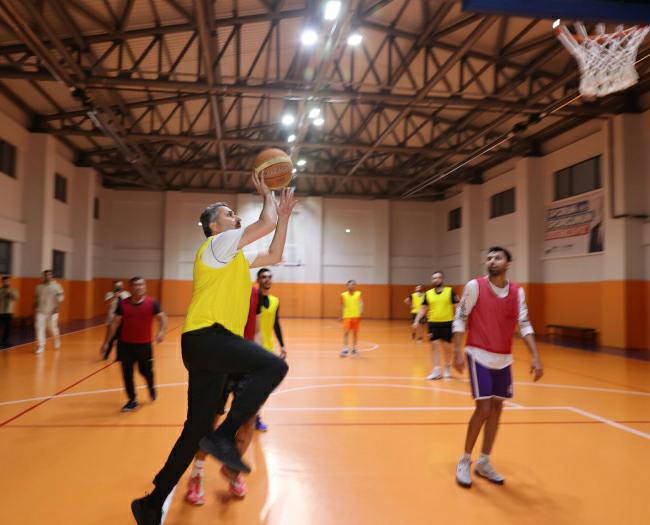 Başkan Eroğlu, Gençlerle basketbol maçı yaptı