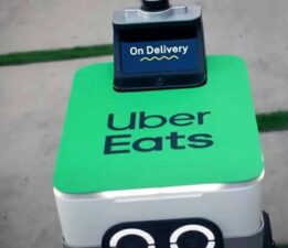 Bir dağıtım robotu, sokakta kendini çalmaya çalışan hırsızları böyle yakalattı