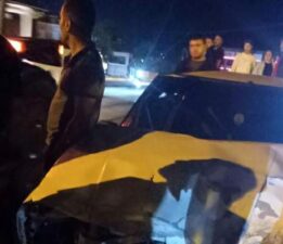 Erbaa’da kamyonetle çarpışan Tofaş hurdaya döndü