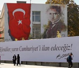 Sanatın evrensel diliyle “Atatürk ve Bayrak”