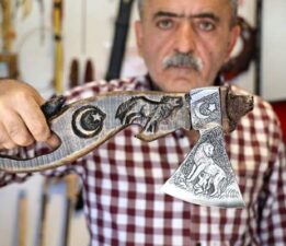 Sivaslı usta, dünyanın en sert çeliğine destan işledi