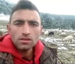 Kar yağışına yakalanınca, Koyunlarına türkü söyleyerek duygusal anlar yaşattı