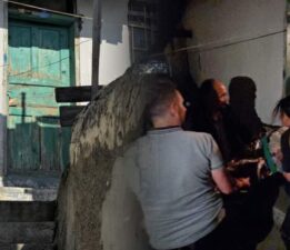 Tavanın üzerine yıkılmasıyla eşini kaybeden baba, kızına bakabilmek için yardım bekliyor