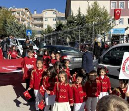 Tokat’ta miniklerden Cumhuriyet korteji