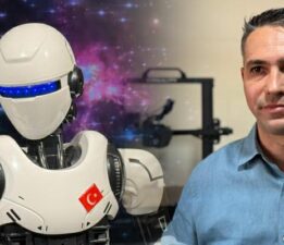 Tokatlı bir ekip tarafından geliştirilen Robo Owen, Dans ederek sohbet ediyor
