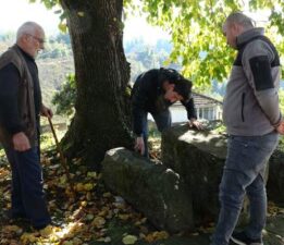 Roma dönemine ait yaklaşık 1800 yıllık mil taşını bilmeden oturak olarak kullandılar