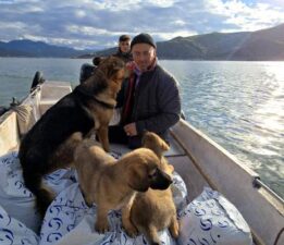 Balıkçı ile köpeklerin sıra dışı arkadaşlığı