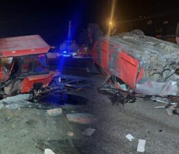 Tokat’ta otomobil traktöre çarptı: 5 yaralı