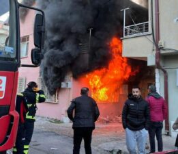 Yangında evde uyuyan baba ve 3 yaşındaki oğlu dumandan etkilendi