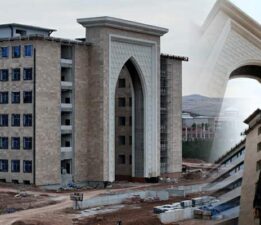 37 metrelik dev kapı 8 asır öncesinin izlerini taşıyor