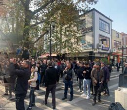 Çatıda akbabayı görenler telefona sarıldı