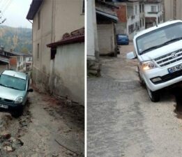 Niksar’da, belediye çalışmaları yetersiz kaldı, araç çukura saplandı