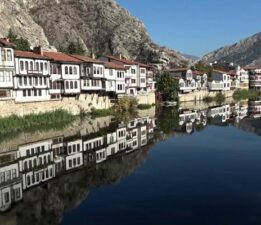 Tarihi Yalıboyu Evleri Yeşilırmak Nehri’ne tablo gibi yansıdı