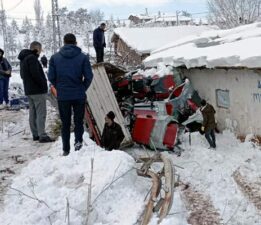 Tokat’ta tır evin bahçesine devrildi: 1 yaralı