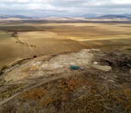 “Anadolu arkeolojisinde ilk” Oluz Höyük’te kutsal oda ve taş ortaya çıkarıldı