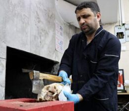 Saatlerce pişiriliyor baltayla yarılarak servis ediliyor