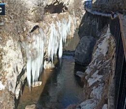 Turistik vadide dev buz sarkıtları oluştu