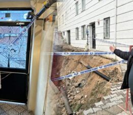 60 daireli apartmanın giriş kapısı çöktü, yönetici kapı nöbeti tutuyor